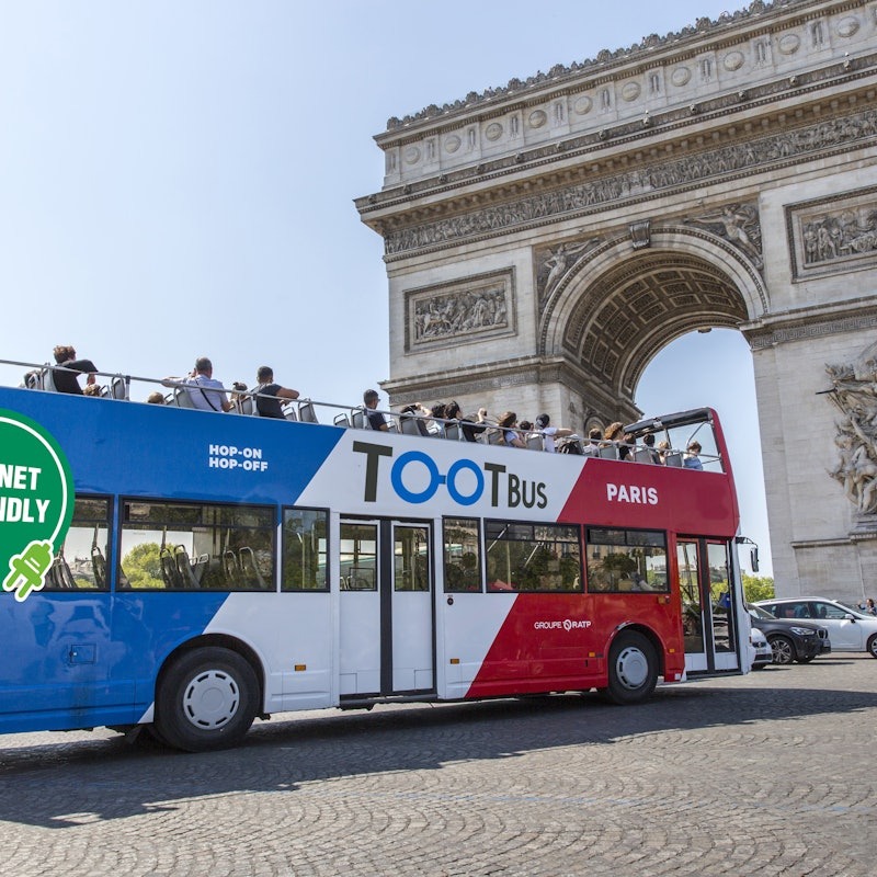 Bus Hop-on Hop-off a Parigi sotto l'Arco di Trionfo