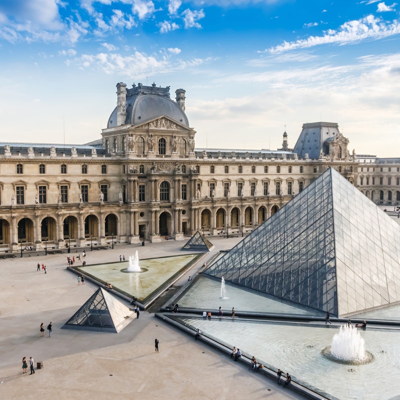 Foto esterna del Museo del Louvre a Parigi